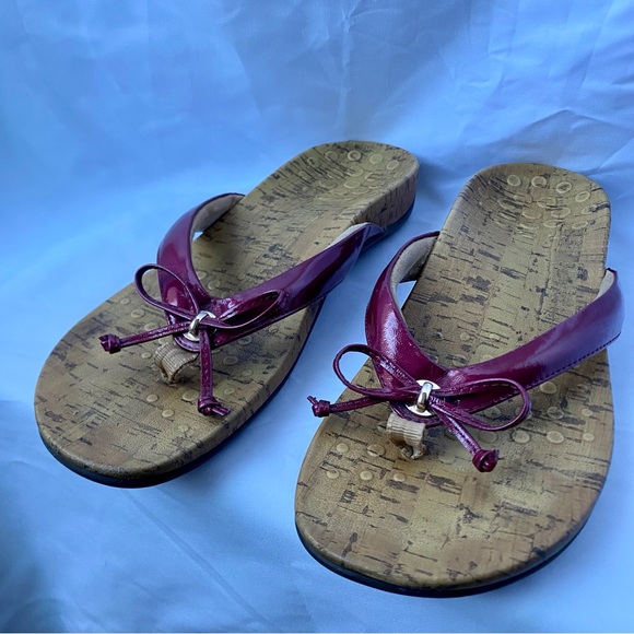 Vionic Women’s Red Bow Patent Leather Flip Flops Support Sandals Size 10, C - Picture 2 of 3
